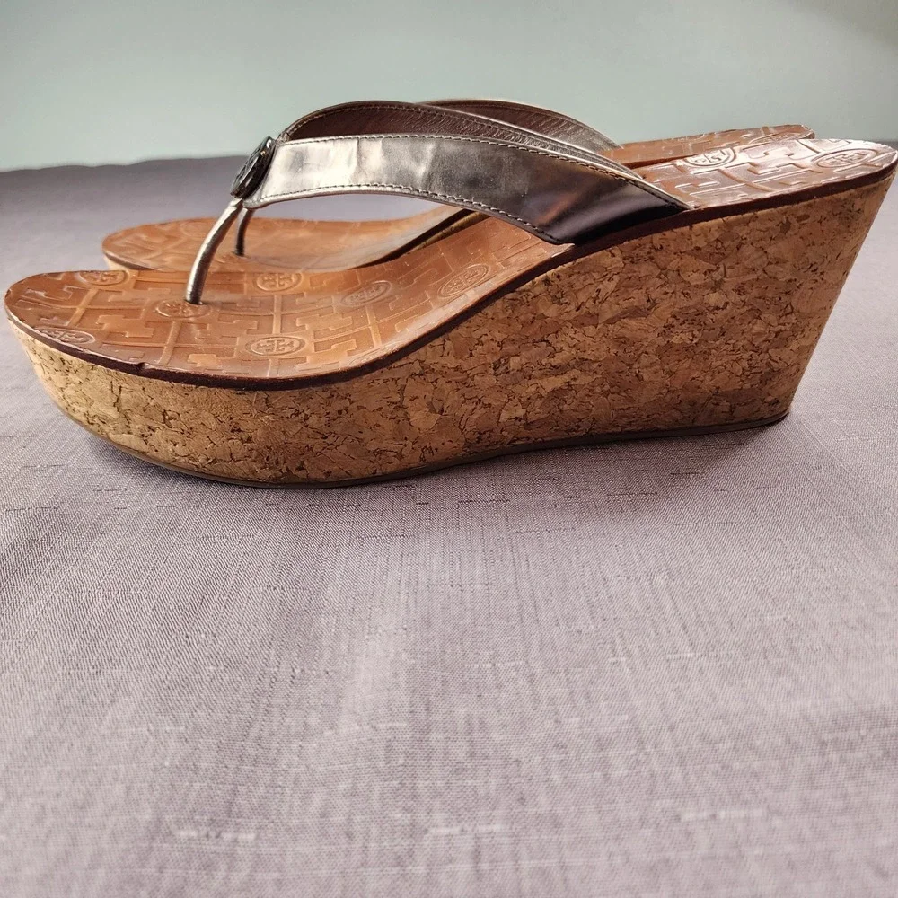 Tory Burch Thora Wedge Sandal Metallic Grey Leather Cork Platform Womens 10.5